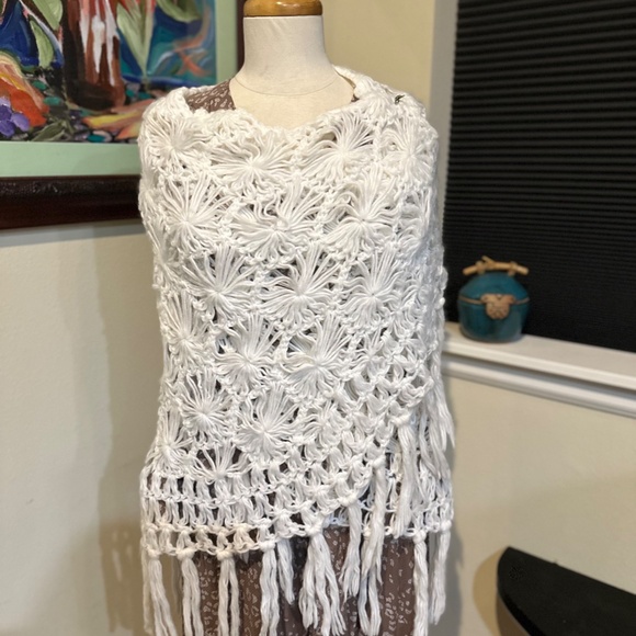 White Crochet Floral Lace Shawl or Wrap with Fringe - One size - Picture 4 of 8